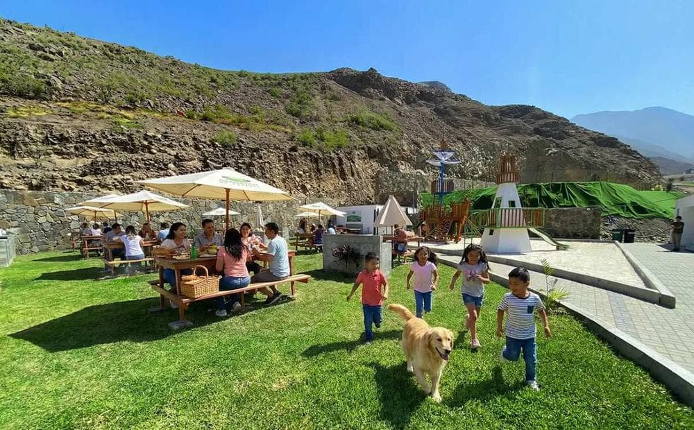 Familias disfrutando de las áreas verdes de Bosques de Calango